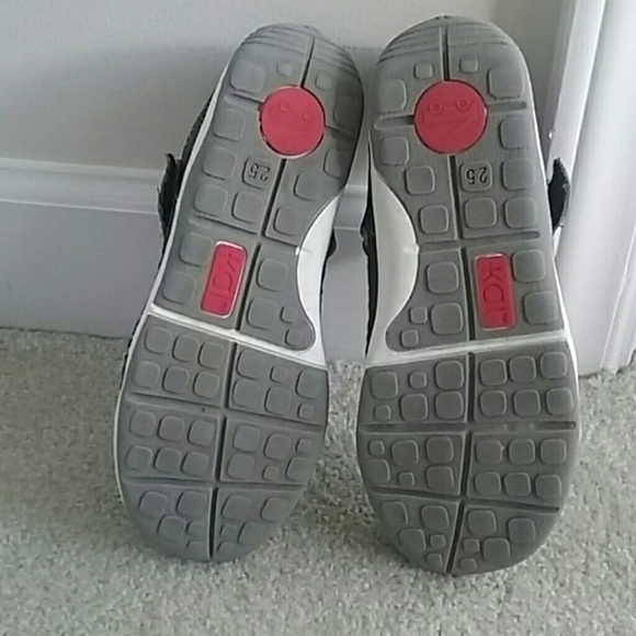 *SOLD* See kai run black washable shoes size 2.5 - Picture 4 of 4